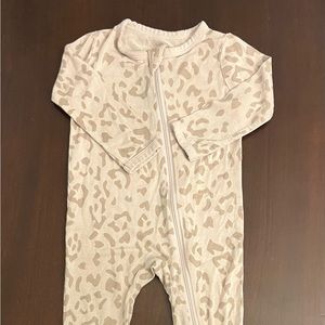 Kyte Baby Zippered Footie Big Blush Leopard. 6-12 months